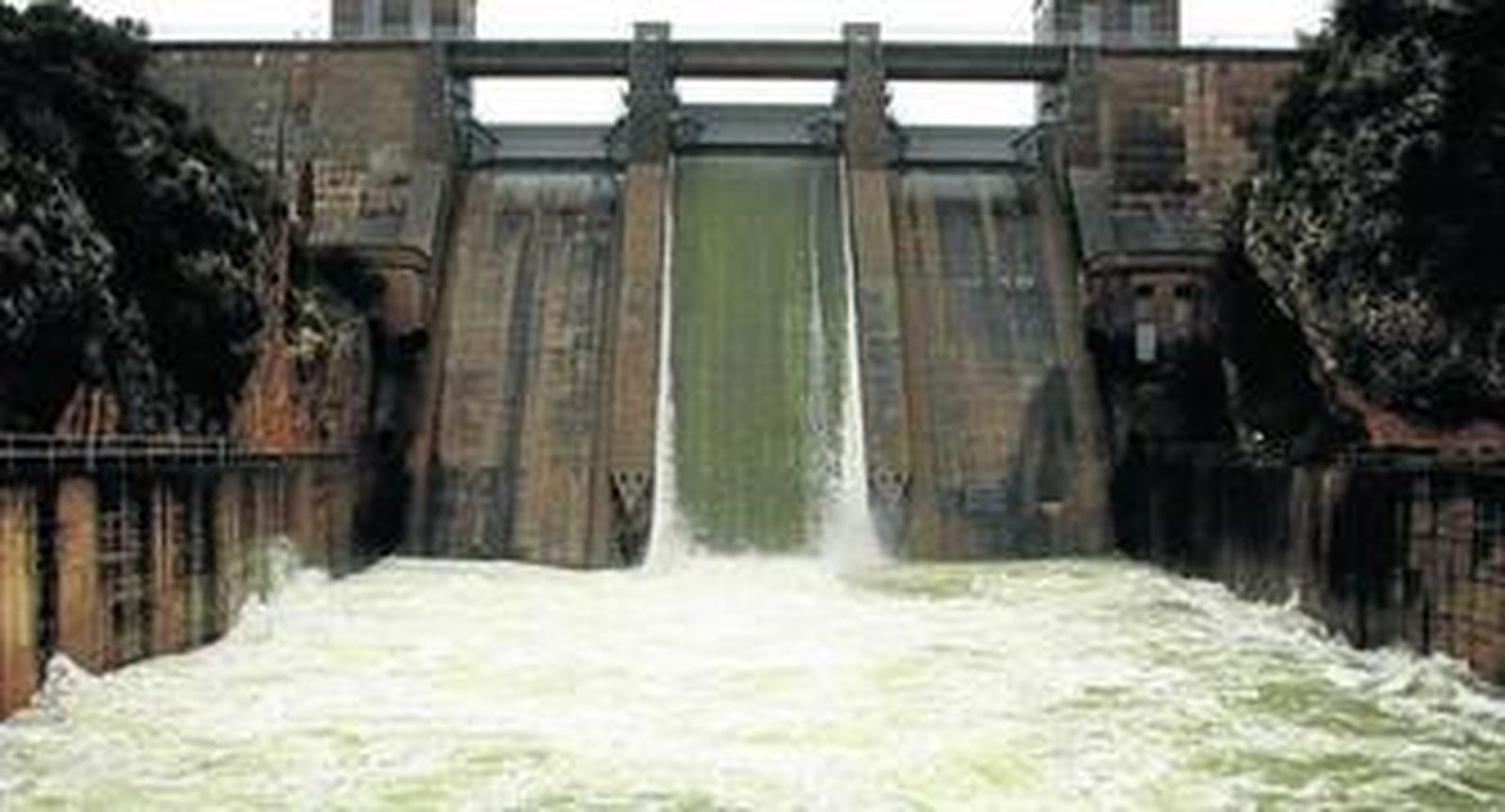 La presa de Arcos, aliviando agua, ante las lluvias registradas.