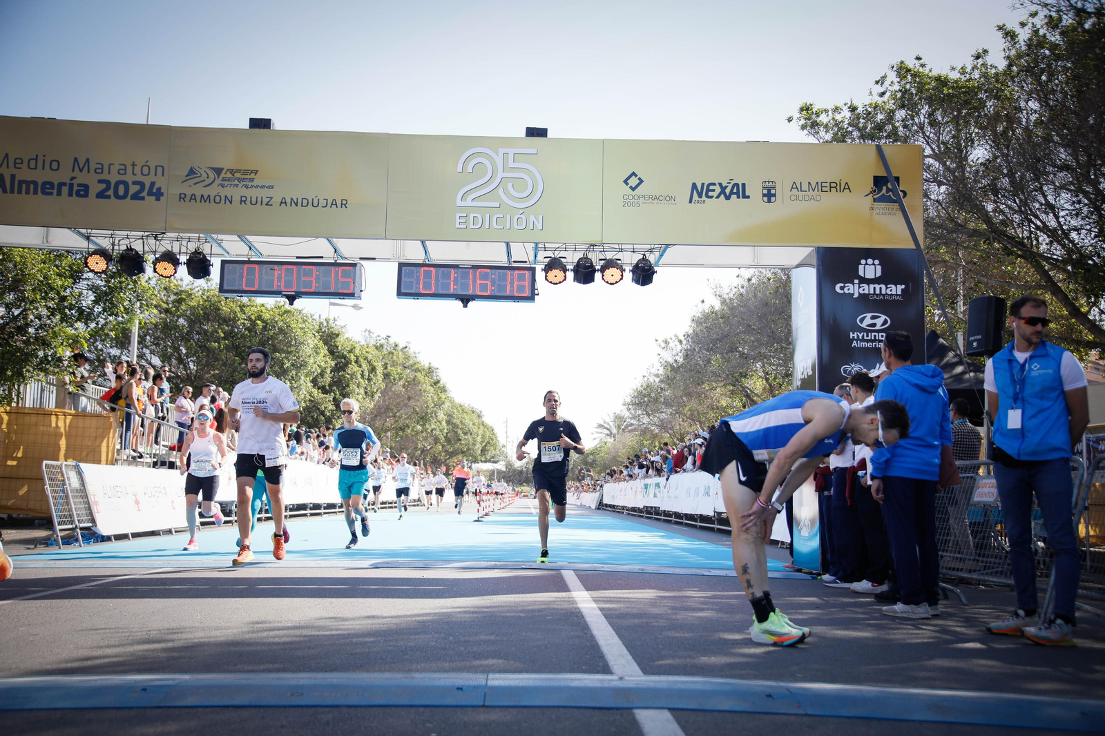 Imágenes de la llegada de la Media maratón Ciudad de Almería