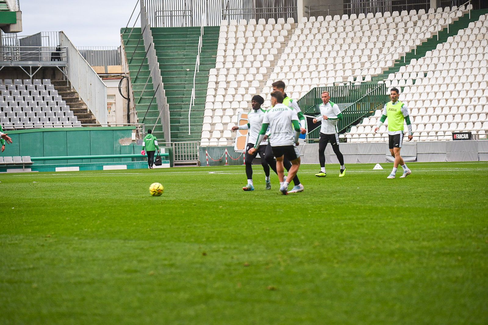 El Córdoba CF se deja querer por su afición en el Día de Año Nuevo: las fotos del entrenamiento de puertas abiertas