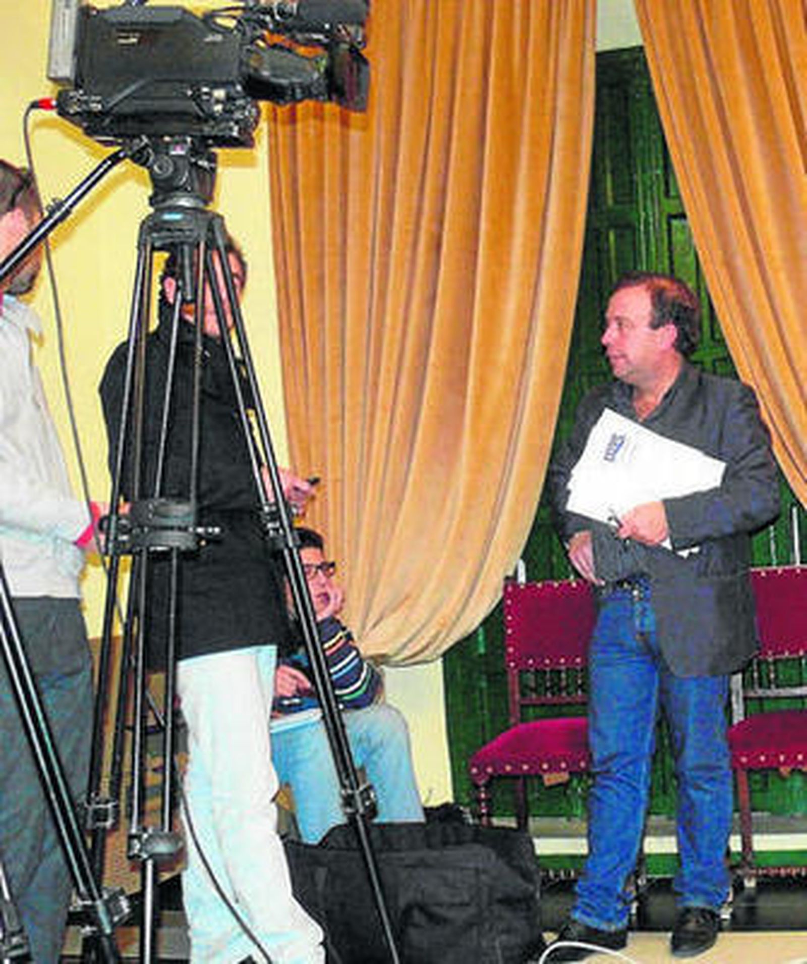 El portavoz del PSOE, Carlos Sánchez, abandona el Pleno.