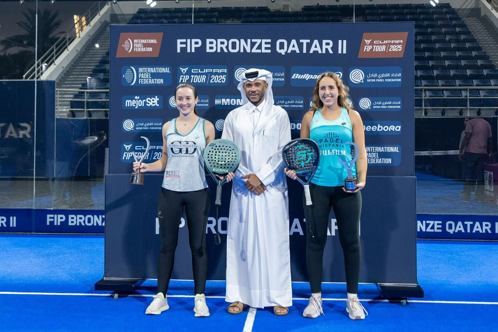 Lucía Pérez (izquierda) y María Portillo posan con el trofeo de subcampeonas en Doha.