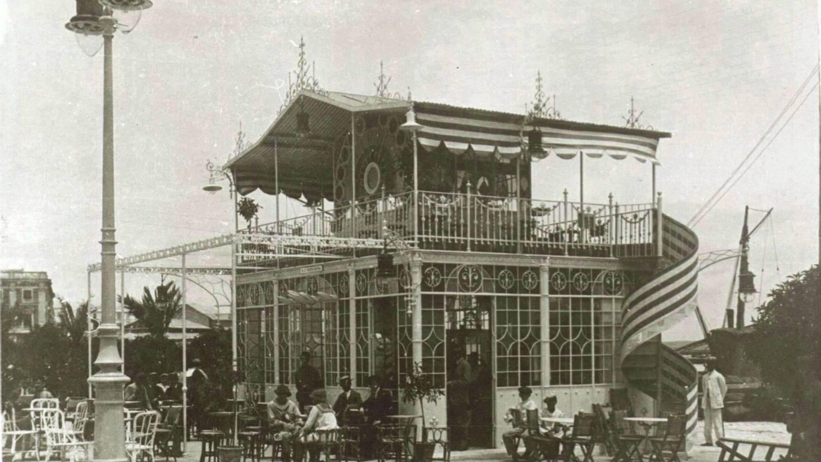 Caseta de promoción turística junto al muelle en 1918.