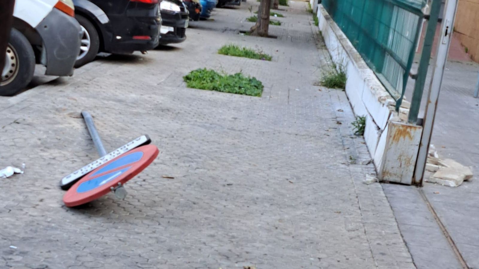 La señal de tráfico derribada.