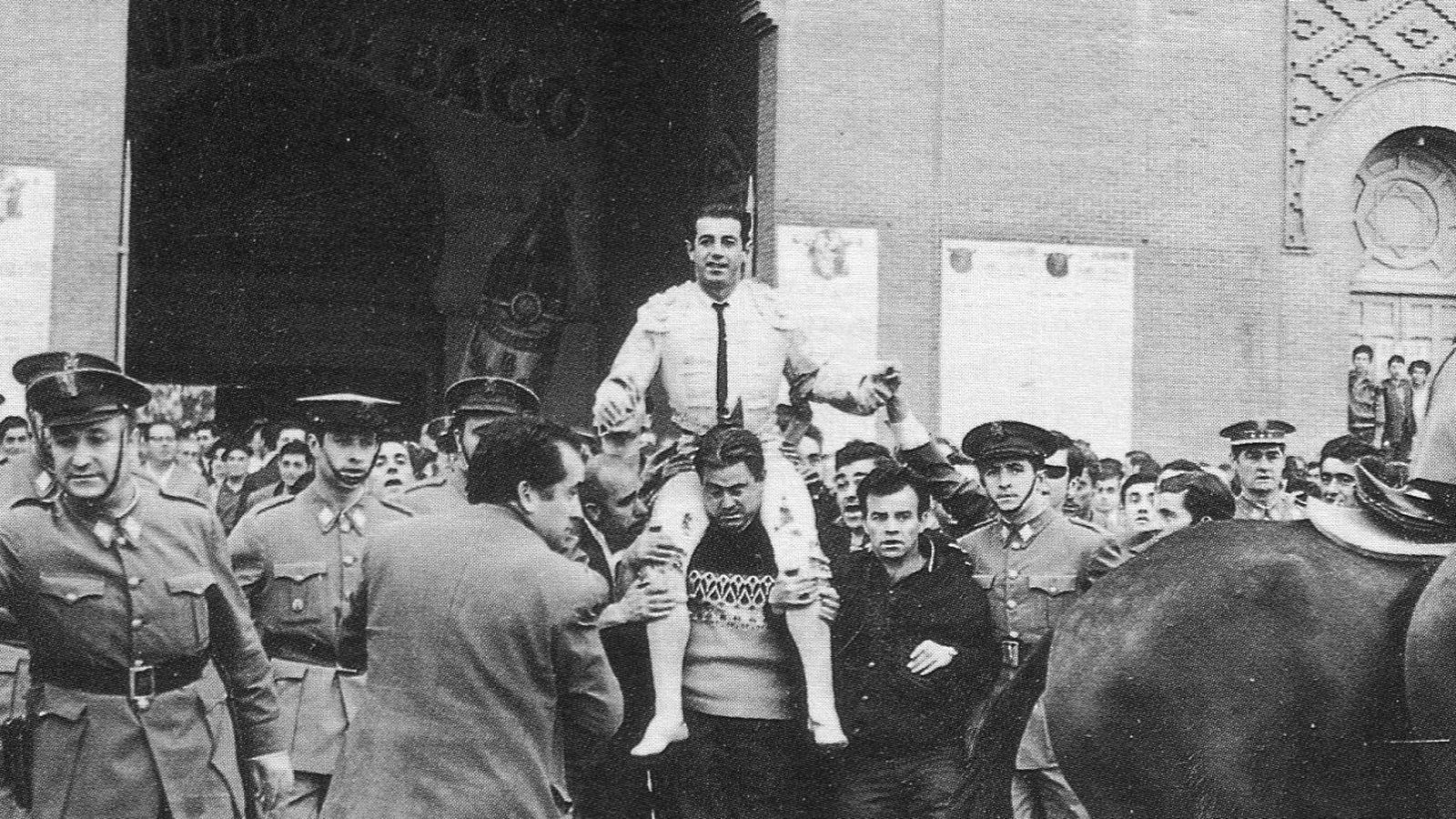 Saliendo a hombros de La Maestranza tras una tarde triunfal.