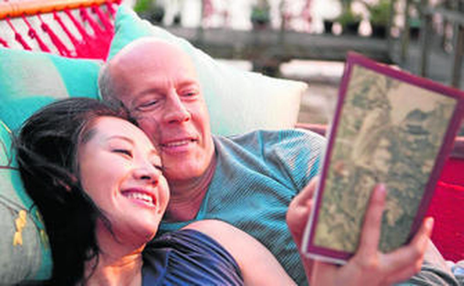 Bruces Willis, con su pareja en una escena de 'Looper'.