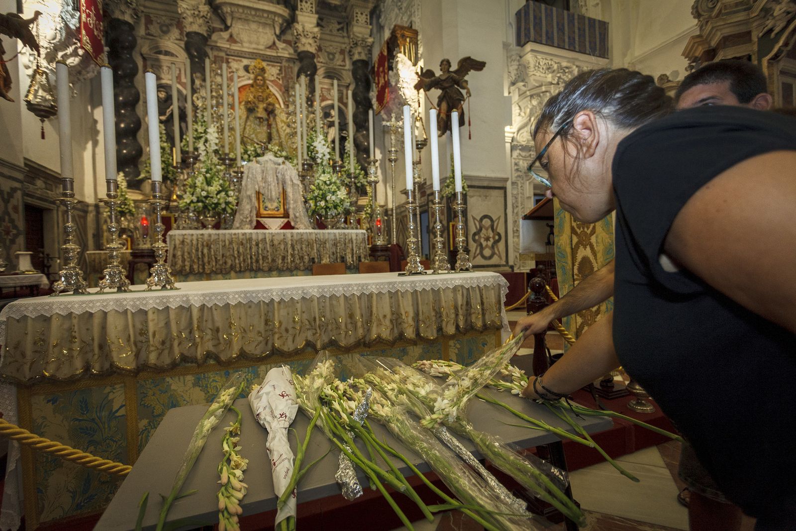 Durante esta mañana seguirá la ofrenda de nardos a la Patrona.