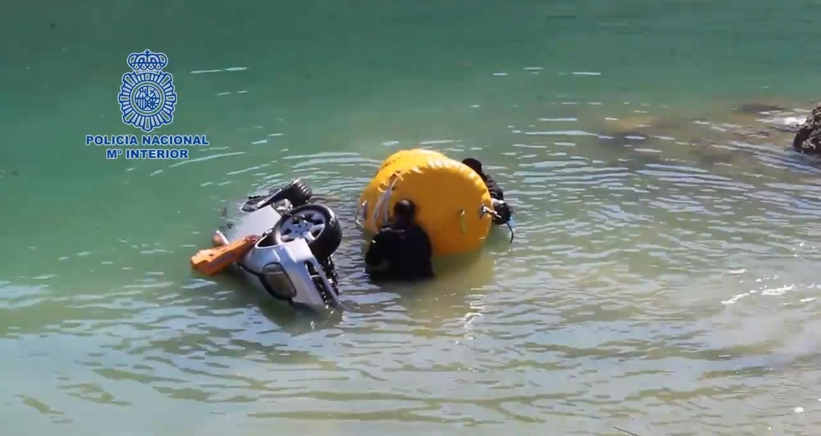 Momento en el que la Policía reflota el vehículo del fondo del pantano