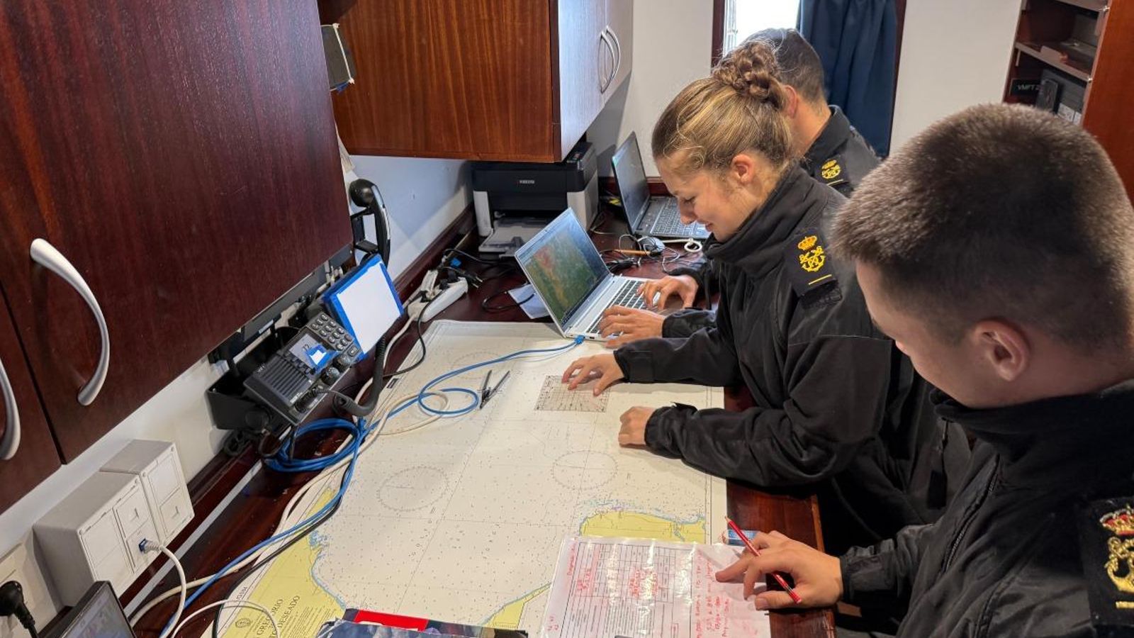 Navegando por el Estrecho de Magallanes y canales patagónicos aplicando los conocimientos adquiridos en navegación y meteorología.