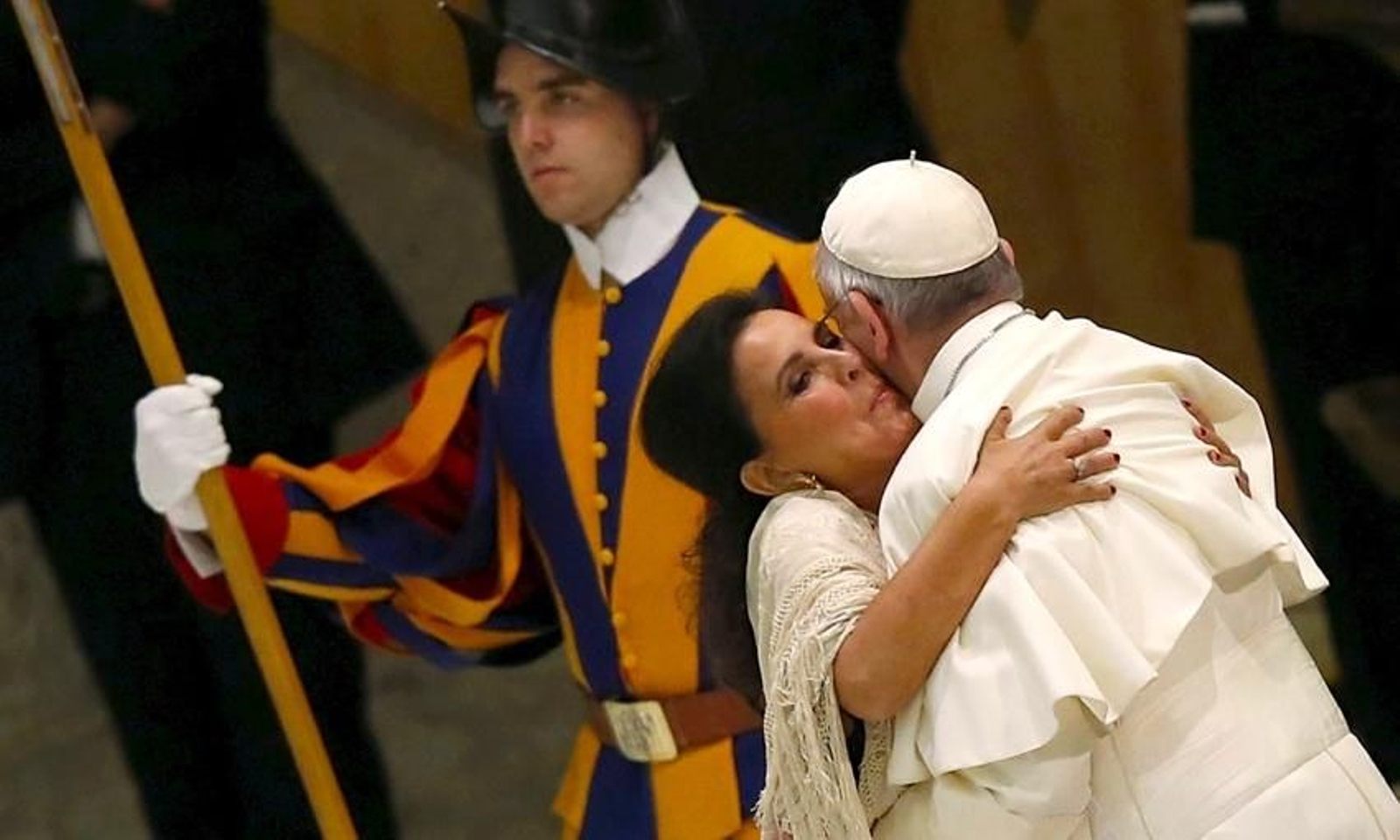 María José Santiego abraza al Papa Francisco el día que cantó en el Vaticano 'Su carita divina'. María José Santiego abraza al Papa Francisco el día que cantó en el Vaticano 'Su carita divina'.