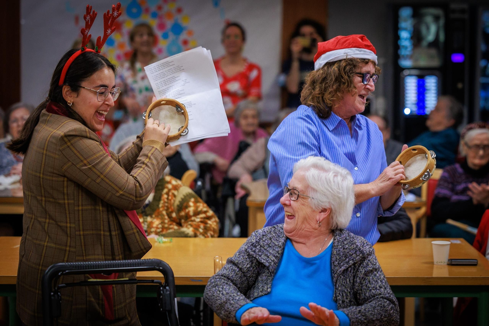 Imágenes:Trabajadores del centro de salud El Olivillo celebran la Navidad con los mayores de la residencia Matía Calvo en Cádiz
