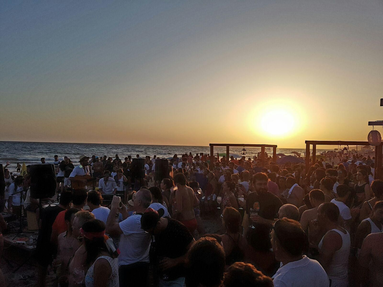Las sesiones musicales se desarrollan hasta el atardecer. Las sesiones musicales se desarrollan hasta el atardecer.