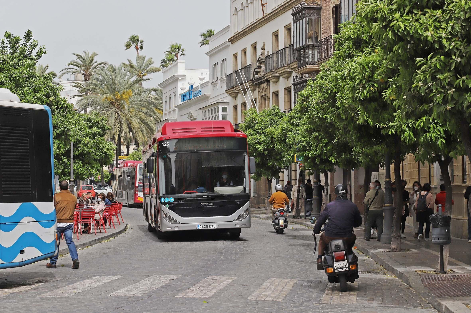 Autobuses urbanos por la calle Larga.