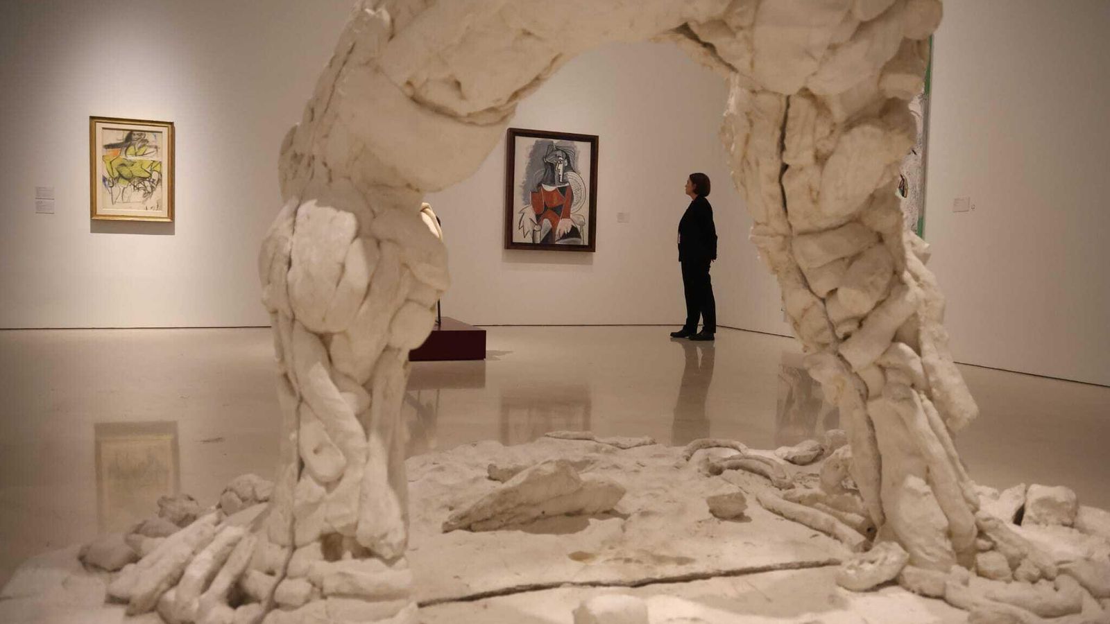 Una de las salas con las obras de Kooning y Picasso al fondo. Una de las salas con las obras de Kooning y Picasso al fondo.