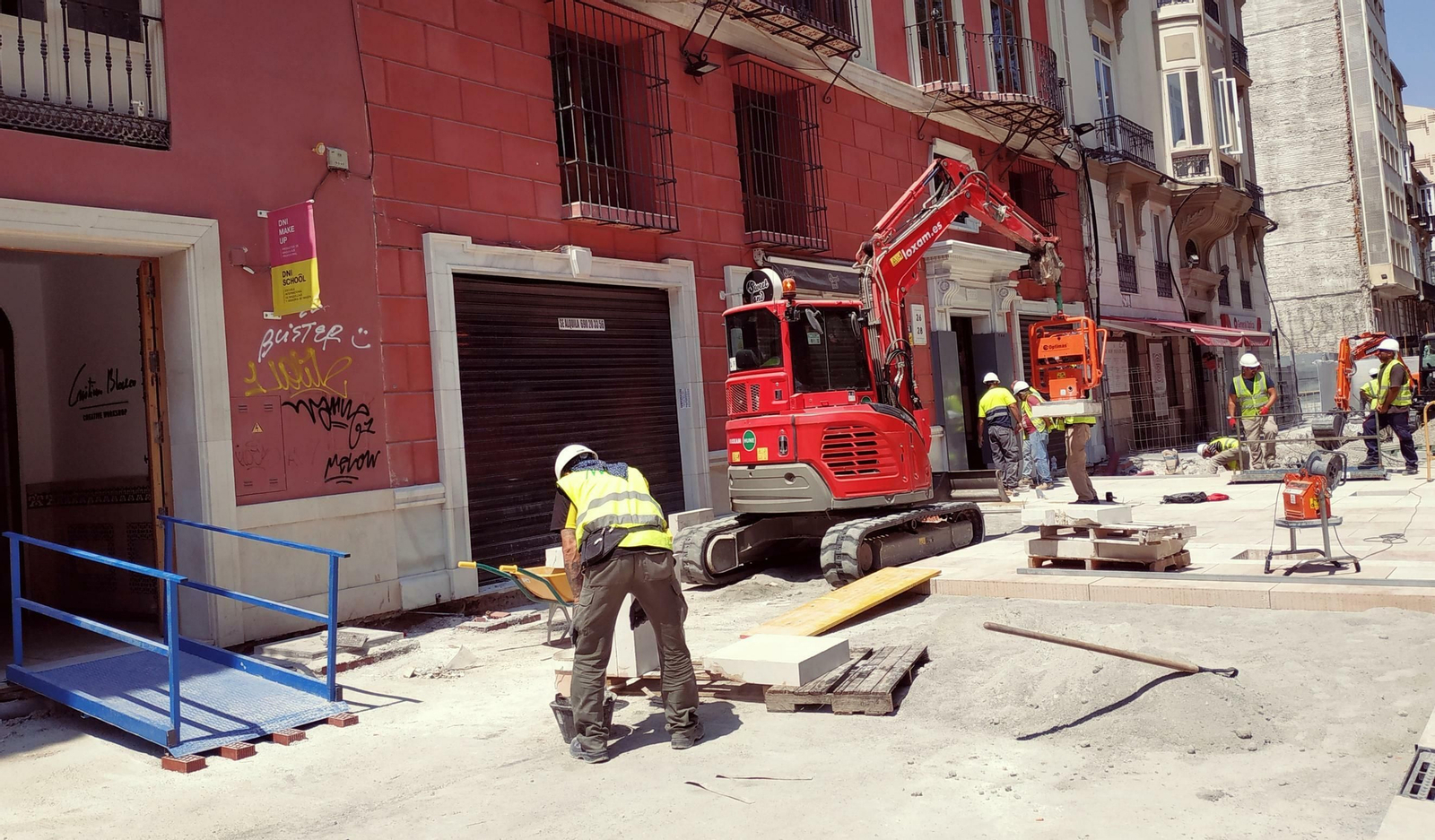 Trabajadores del Metro actúan en la reurbanización del lateral norte de la Alameda, a las 16:00 de ayer. Trabajadores del Metro actúan en la reurbanización del lateral norte de la Alameda, a las 16:00 de ayer.