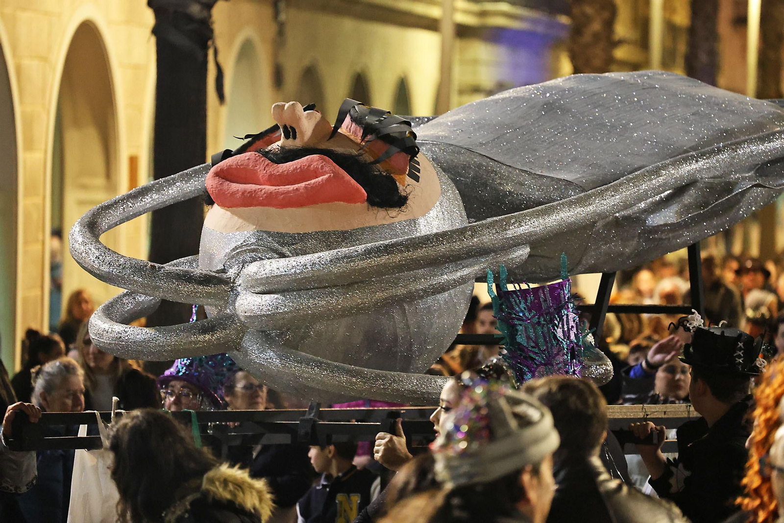 Imágenes del entierro del choco por las calles de Huelva