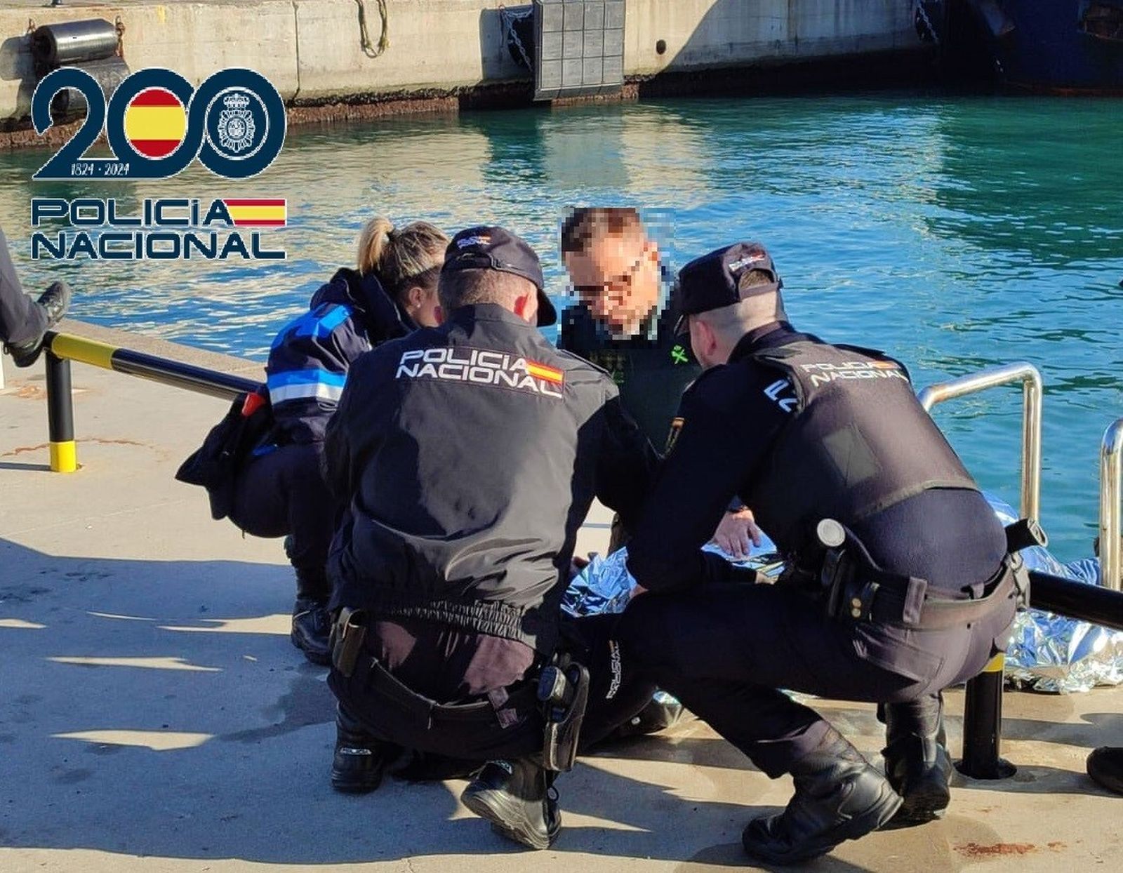 Agentes de la Policía Nacional y de la Guardia Civil atienden al herido.