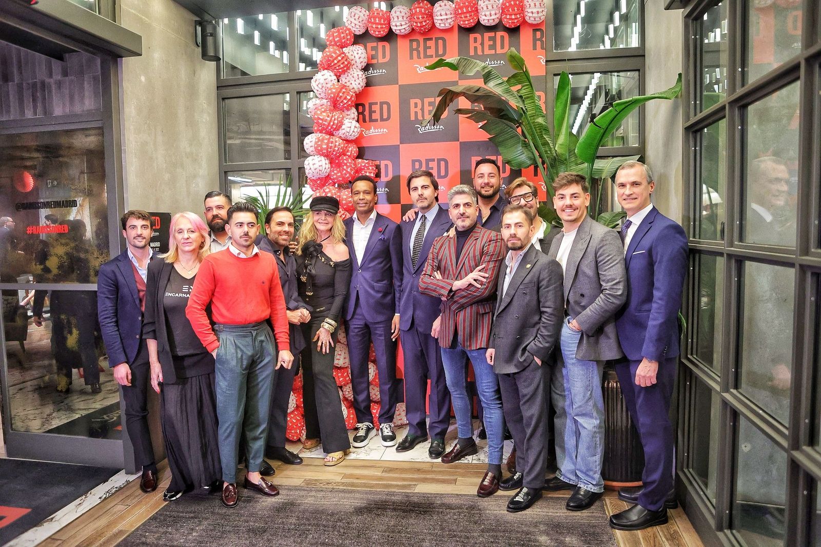 Foto de familia del acto social celebrado en Madrid, con Mario Niebla del Toro al frente