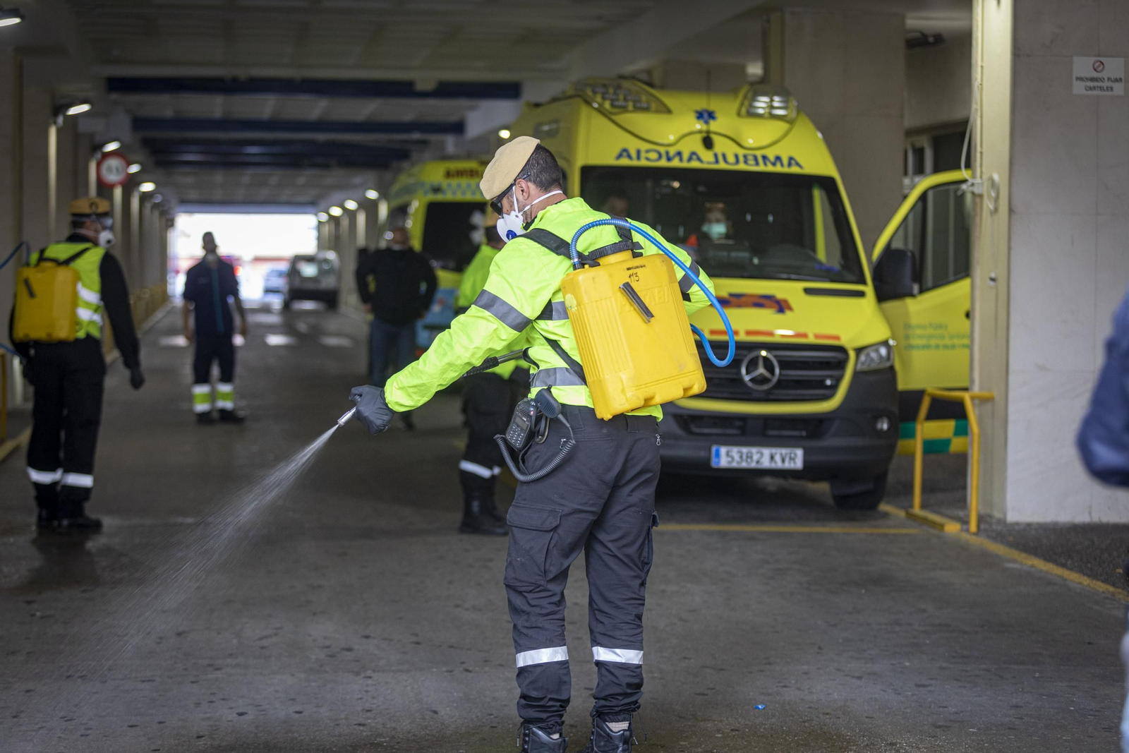 La UME desinfecta el hospital Puerta del Mar