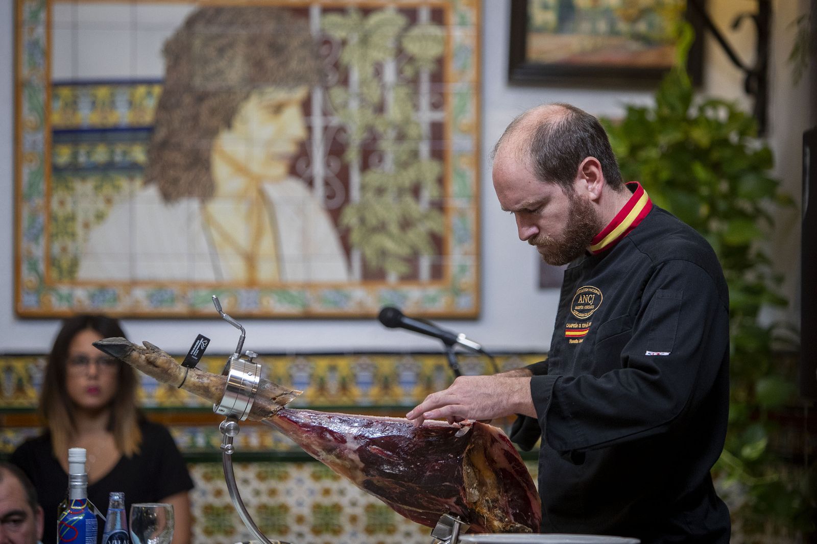 Uno de los expertos cortadores que ha participado en la masterclass que se ha impartido en la Venta de Vargas a los alumnos de hostelería.