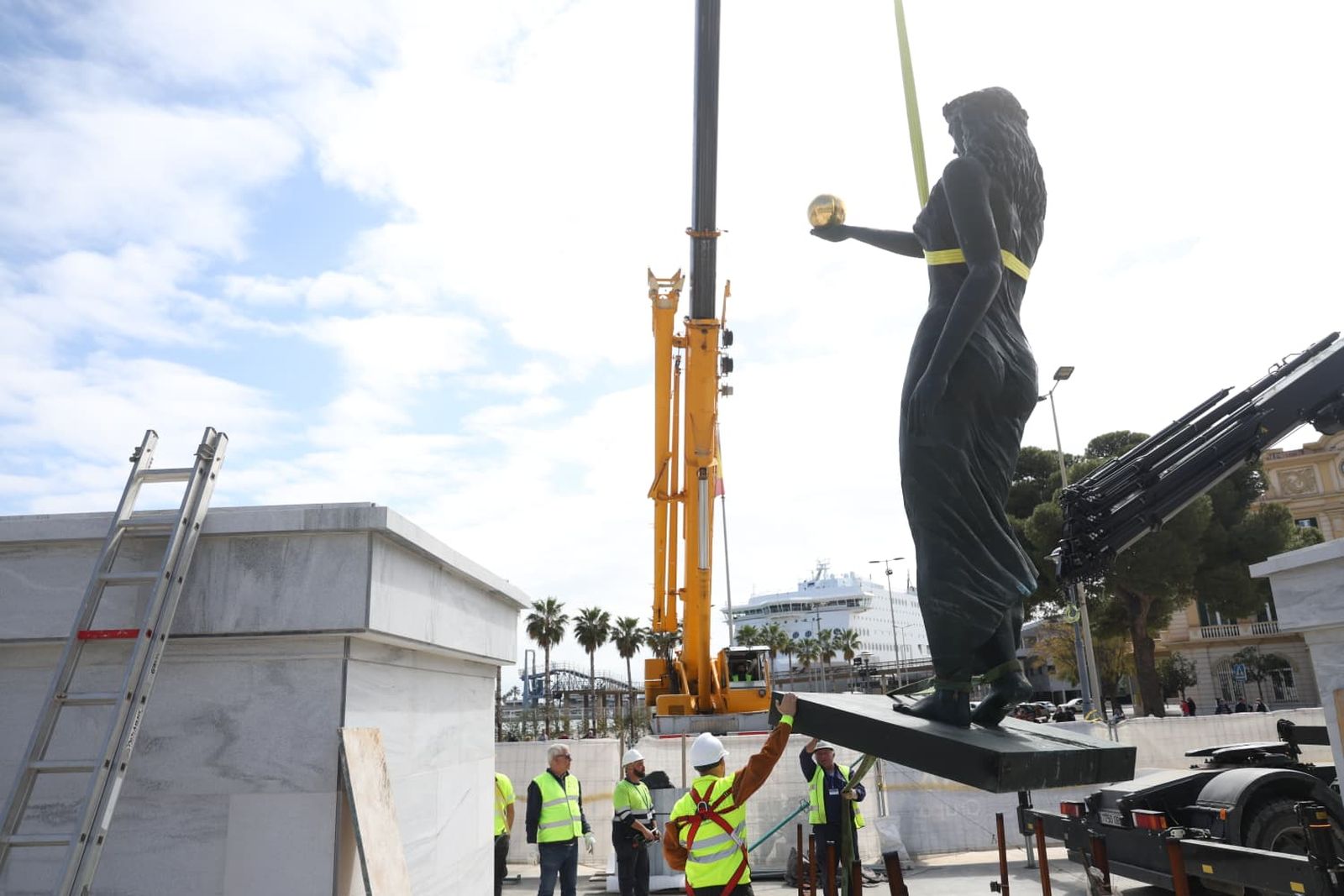 El montaje de las dos esculturas de Neptuno y Venus, en fotos