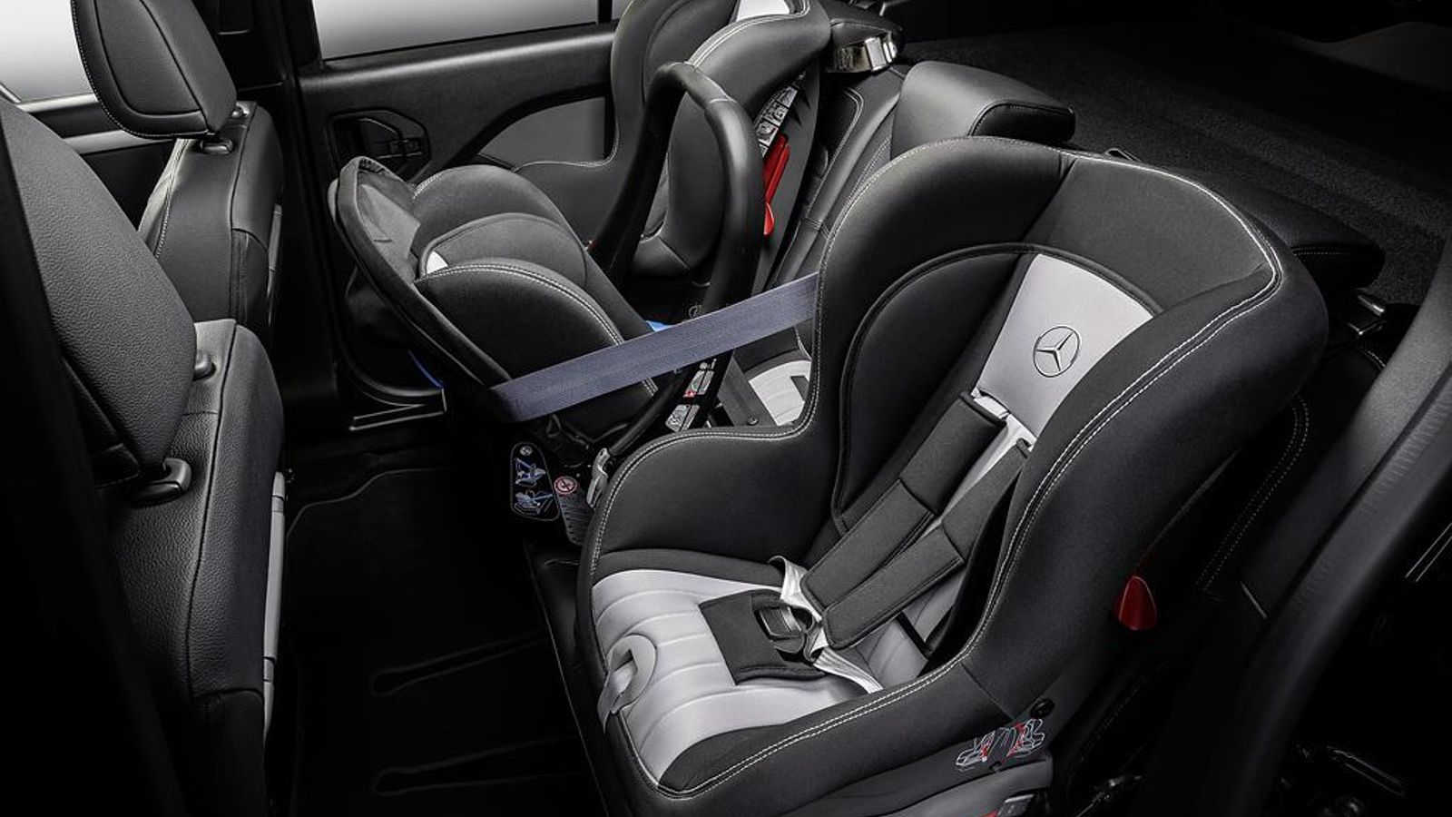 La anchura del Clase T permite la situación de tres asientos infantiles con anclajes Isofix en la segunda fila.