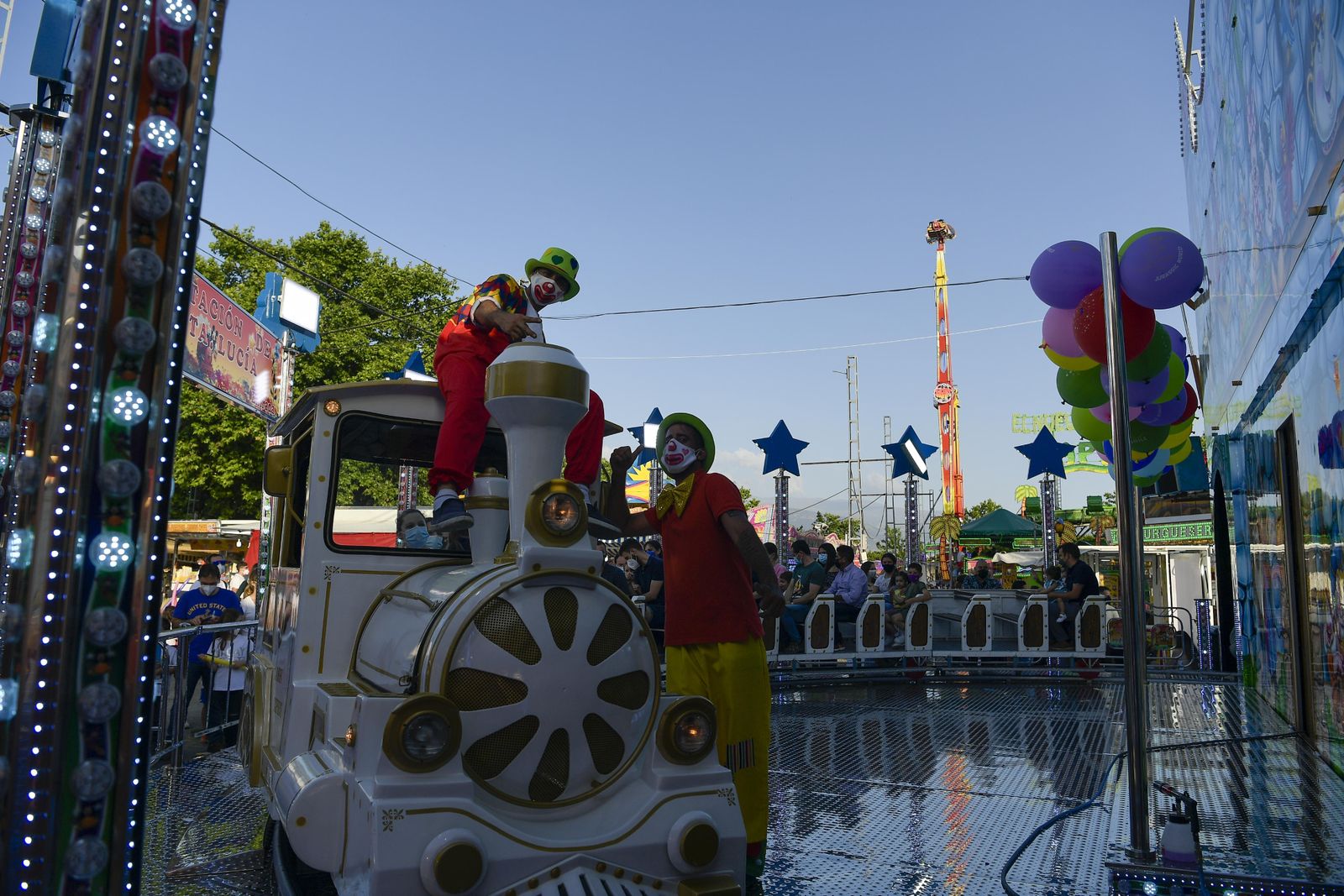 Atracciones de feria, columpios, niños y vida en el Corpus 2021