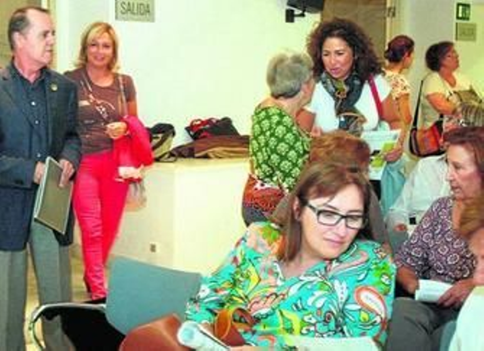 Juan Cobos Wilkins en la Biblioteca Provincia de Huelva. En la imagen inferior, Manuel Moya.