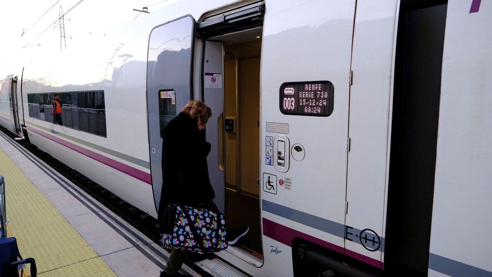 Una de las pasajeras del Alvia en la estación de Huércal-Viator