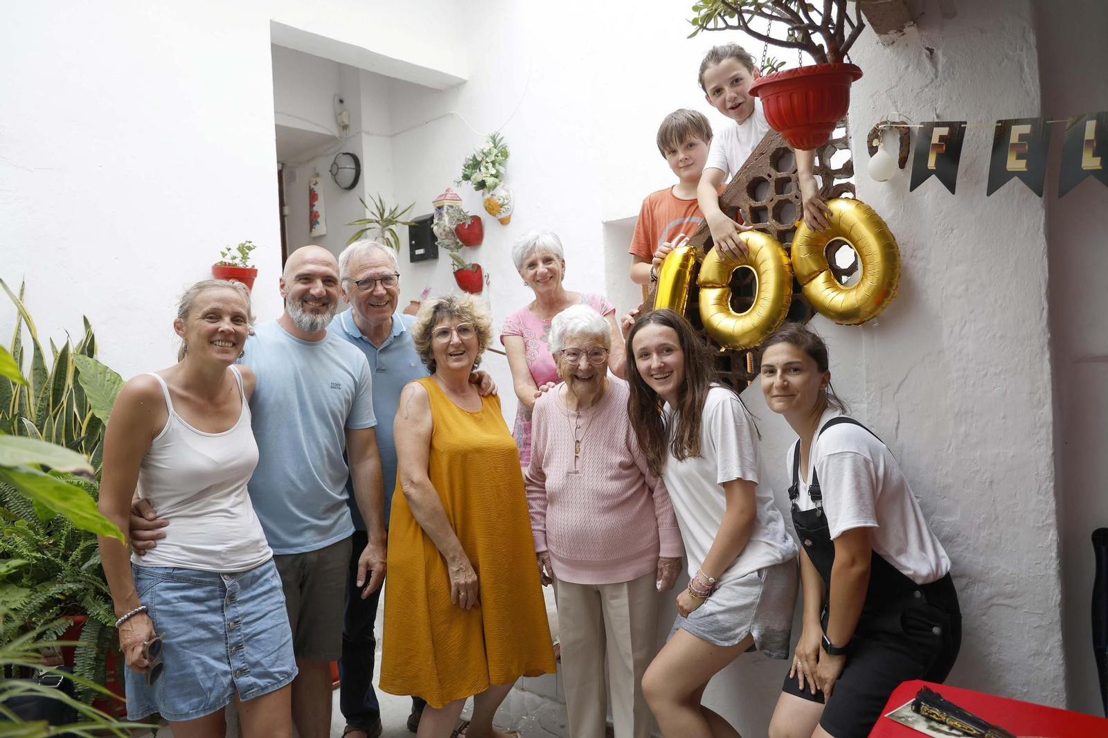 La vecina de Tarifa Juana Medero cumple 100 años rodeada de su familia