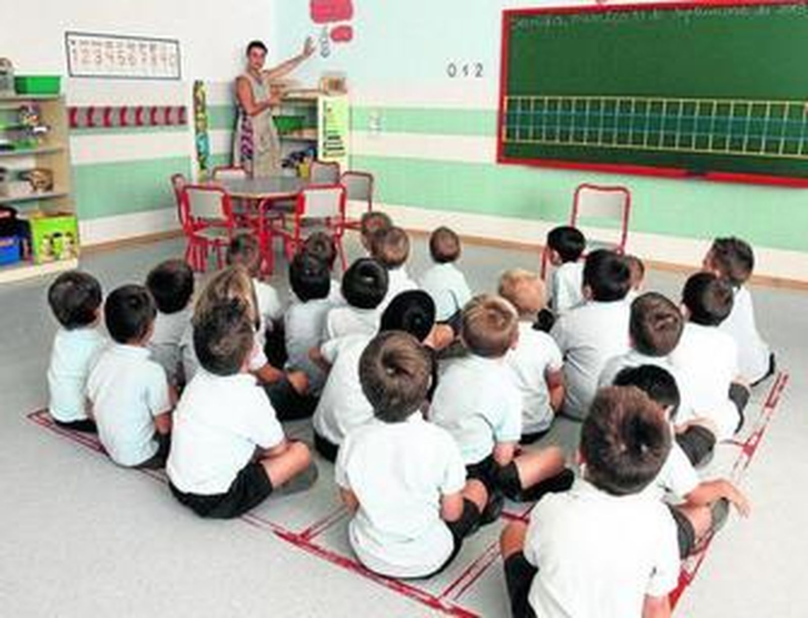 Alumnos del área de Educación Infantil del colegio Altair, atendiendo en su primer día de clase.