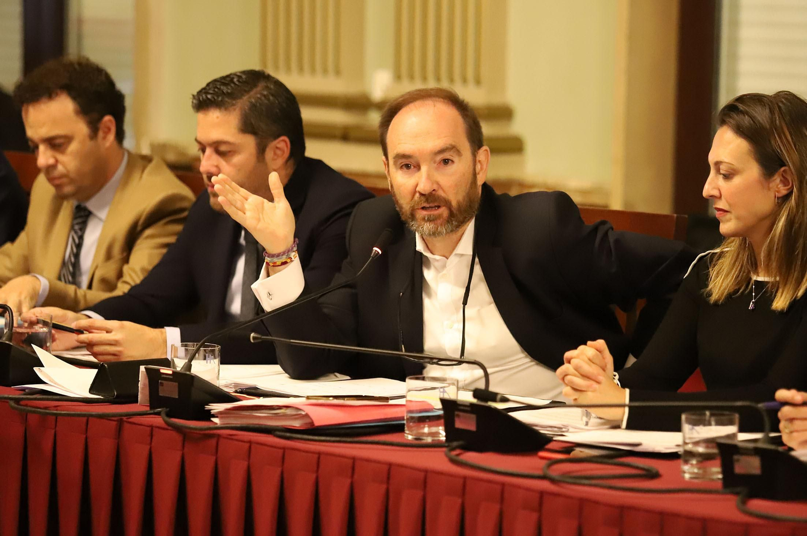 Imágenes del pleno del Ayuntamiento de Huelva