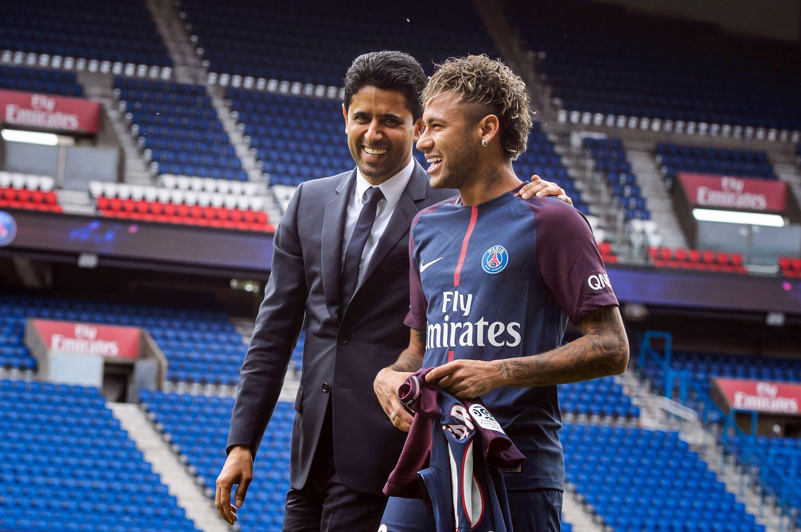 Neymar, el día de su presentación con el PSG, junto a Nasser al Khelaifi, presidente del club parisino.