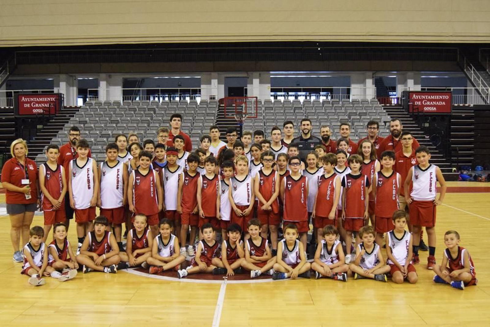 Manu Rodríguez, con los niños que participan en el Fénix Camp