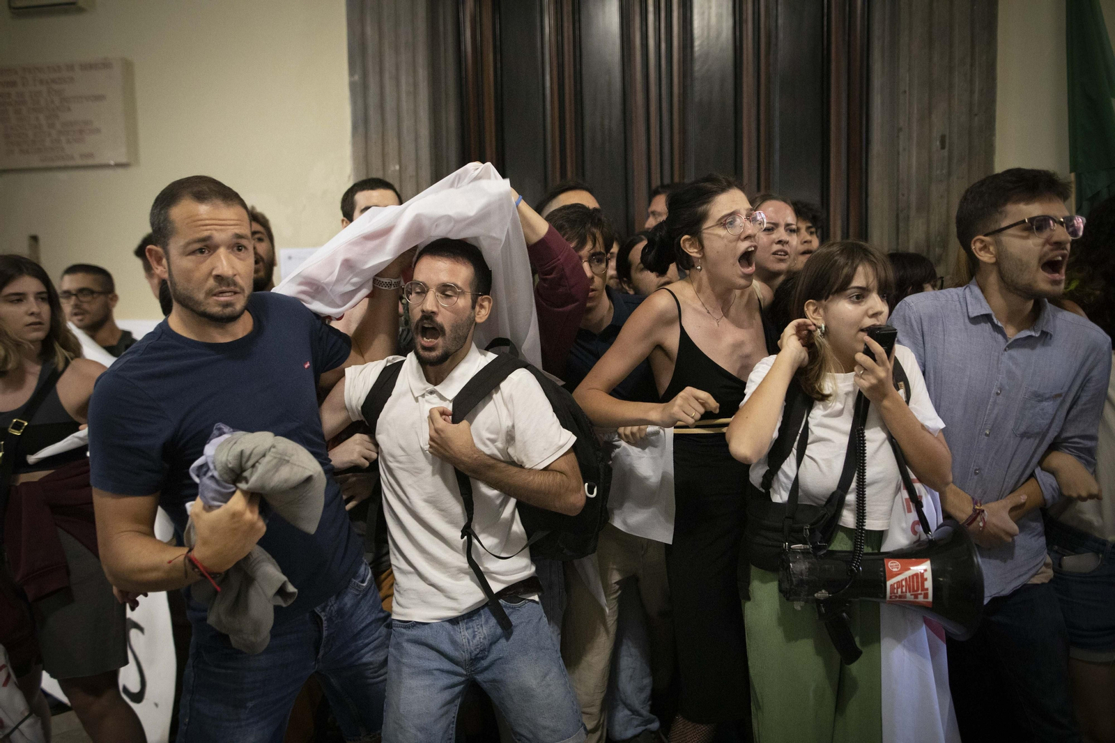 Altercados en la conferencia de Macarena Olona en Granada