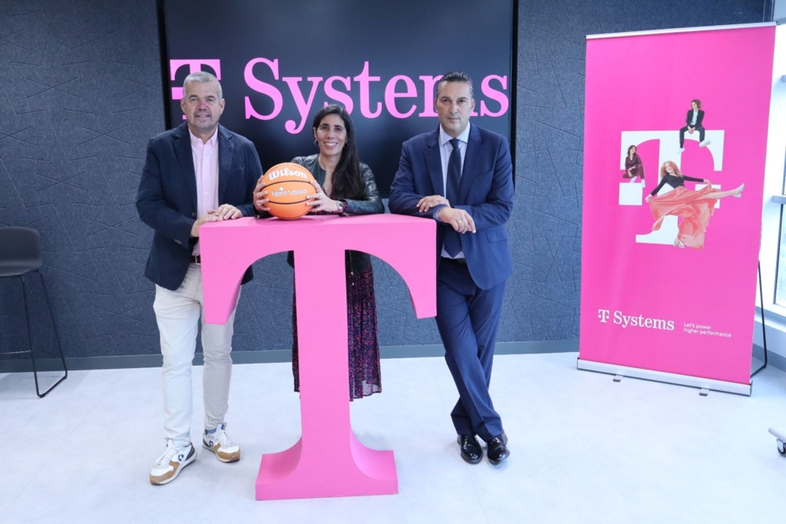 Un momento de la firma del acuerdo de patrocinio