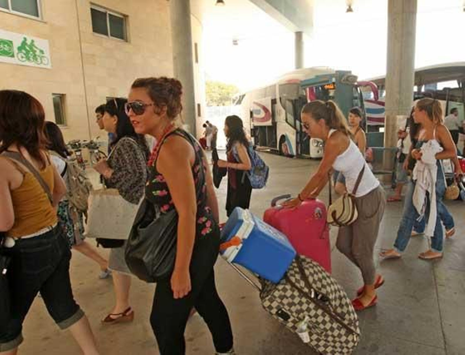 Los viajeros fueron transbordados desde Lebrija a Jerez en autobuses facilitados por Renfe.

Foto: Juan Carlos Toro