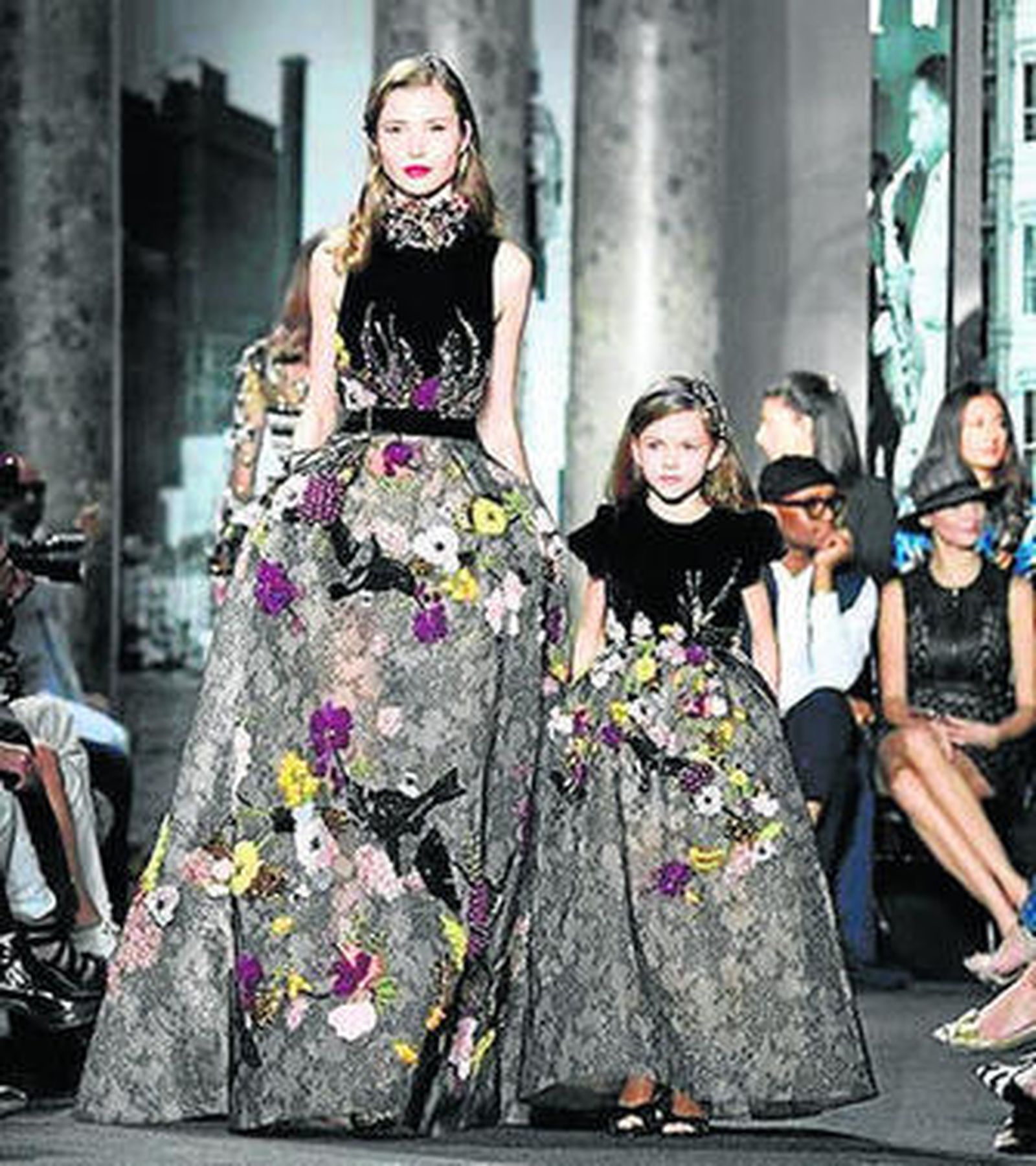 Elie Saab sorprendió con la versión mini de algunos diseños.