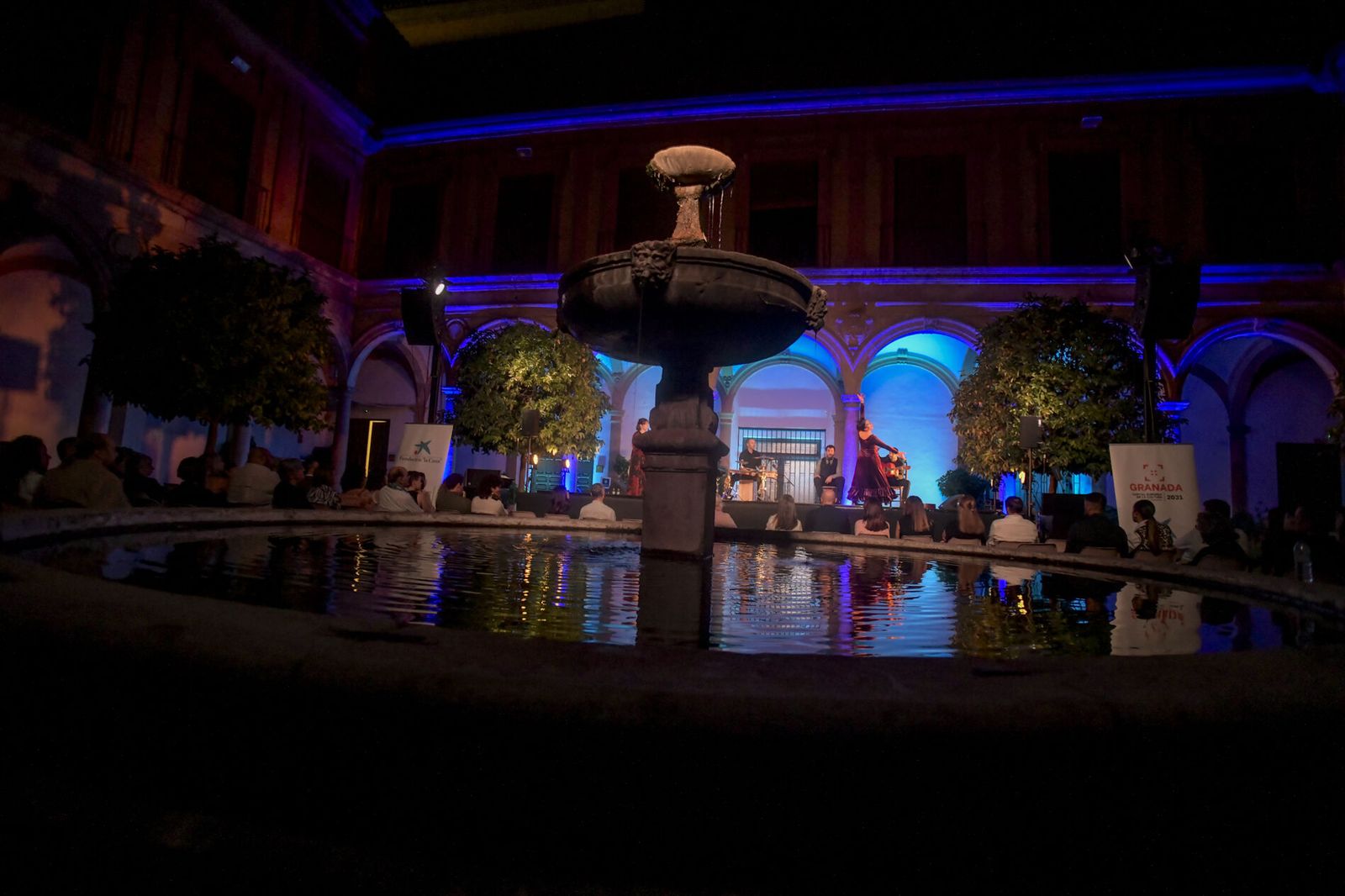 El flamenco de Fuensanta La Moneta hace vibrar la Abadía del Sacromonte: las mejores imágenes