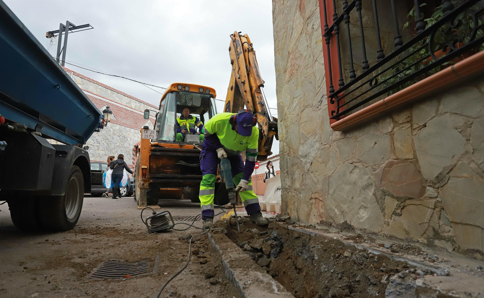 Un trabajador de Arcgisa repara una avería en la red de aguas de Los Barrios.