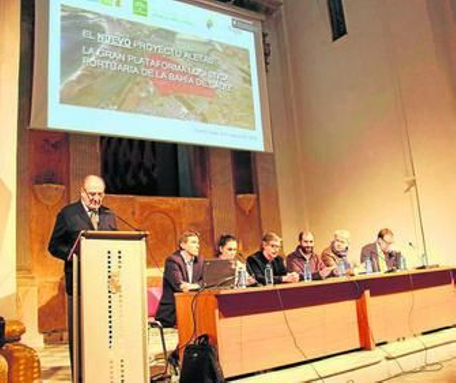 Imagen de los asistentes al debate sobre Las Aletas, ayer en el Centro Cultural Iglesia de San José, en Puerto Real.