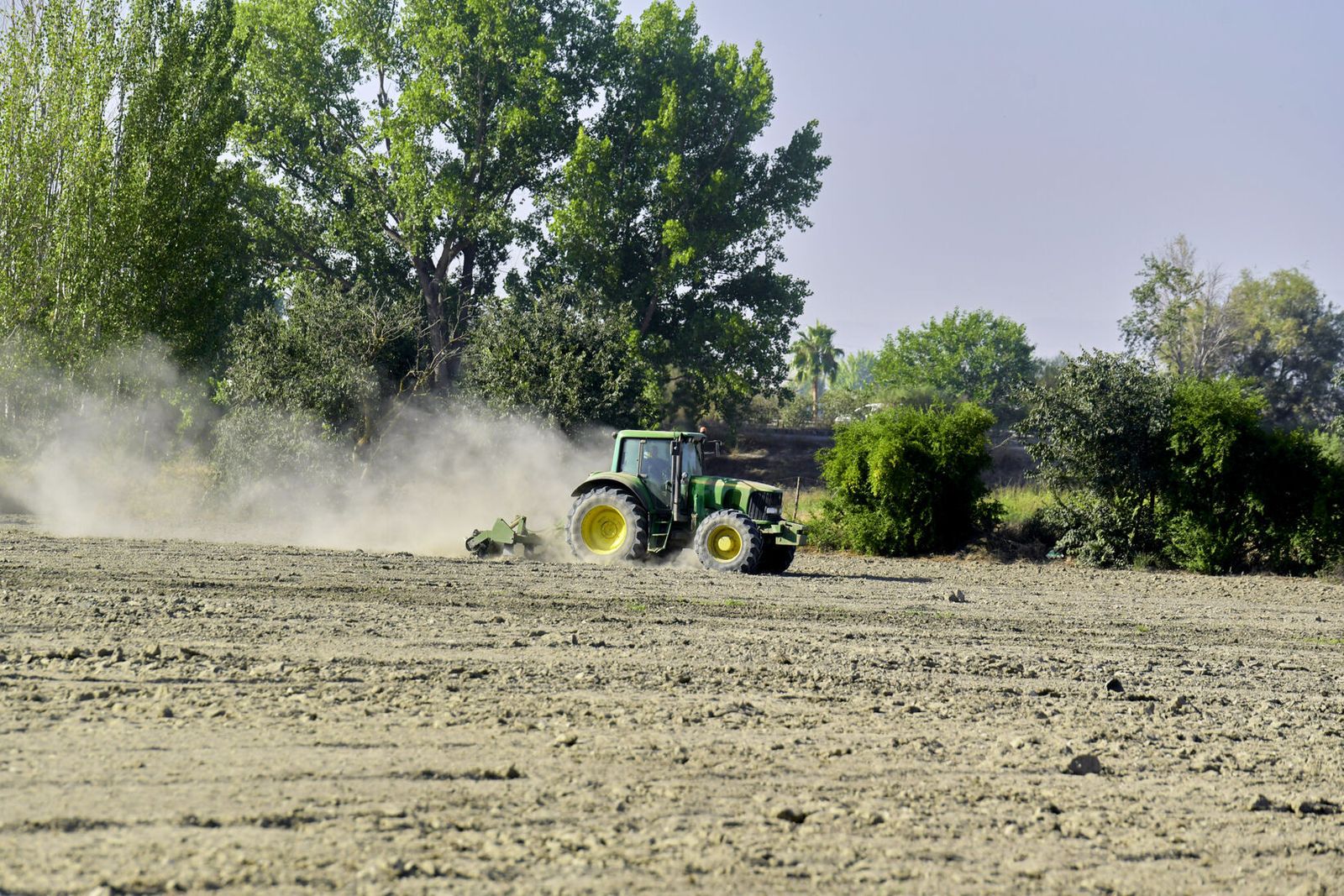 Un tractor labra un campo cerca de Granada
