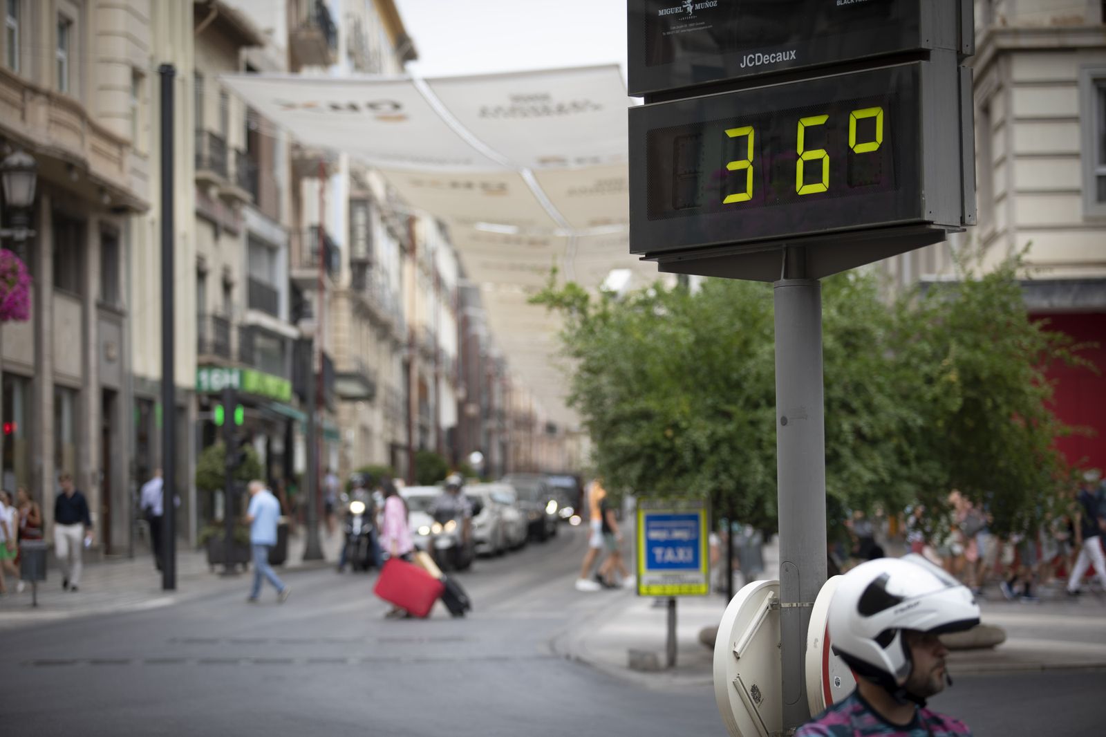 Un termómetro en el centro de Granada marca 36 grados
