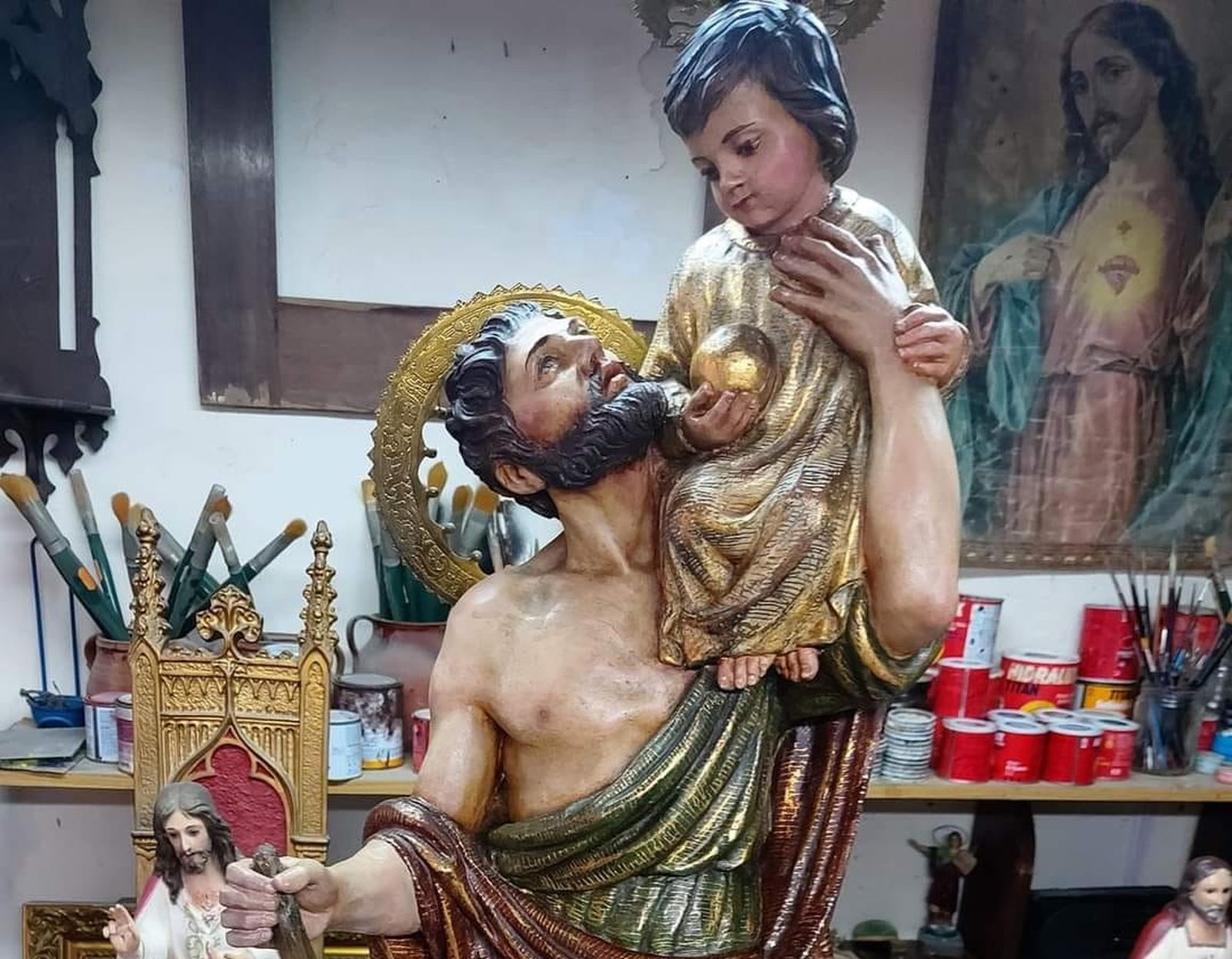 La imagen de San Cristóbal, en el taller de Javier Arcos Quero.
