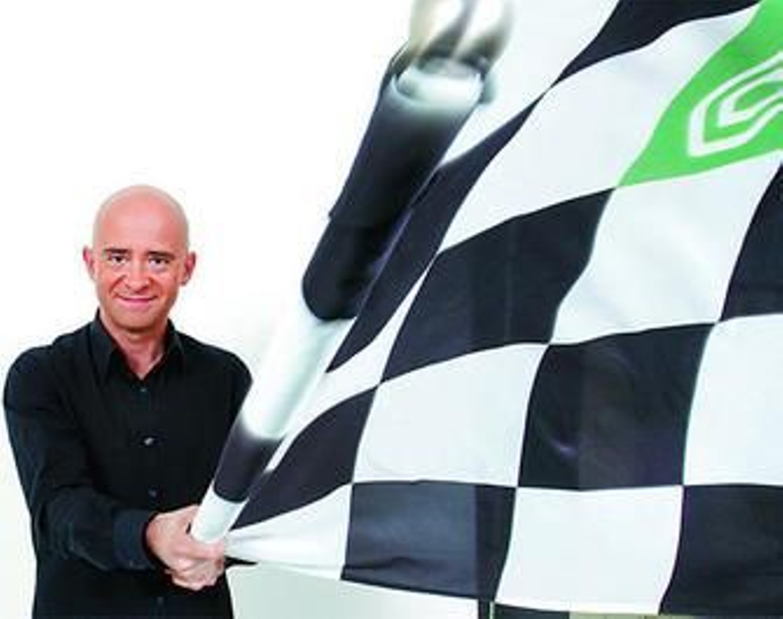 Antonio Lobato, con la bandera de meta de la F-1 y el logotipo del canal.