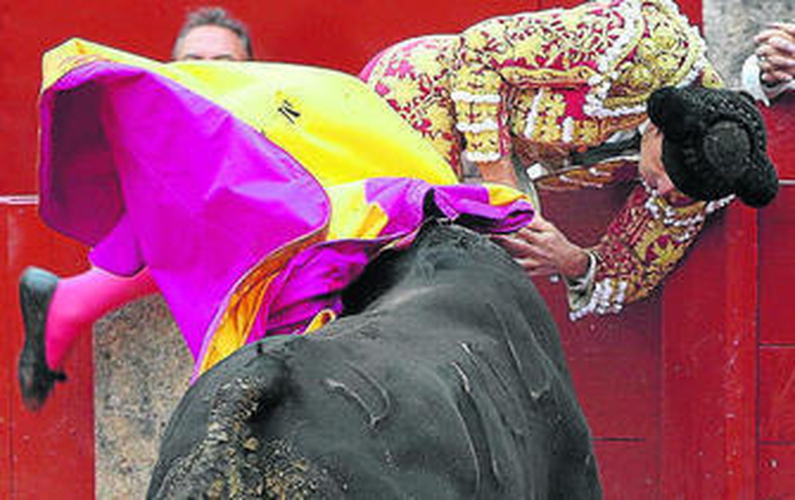 La espeluznante cogida a Miguel Ángel Perera en Salamanca.