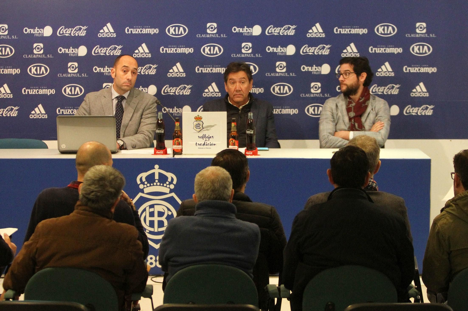 José AntonioGarcía, en calidad de secretario, y Manolo Zambrano junto al gerente Carlos Hita se dirigen a los accionistas presentes.