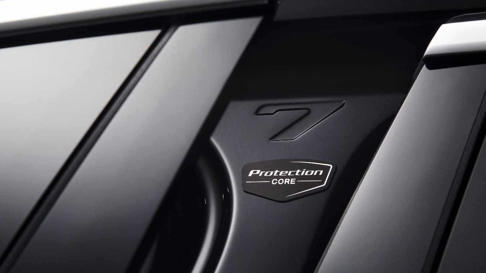 La carrocería autoportante está fabricada con acero blindado que se refuerza con bajos, techo, puertas...