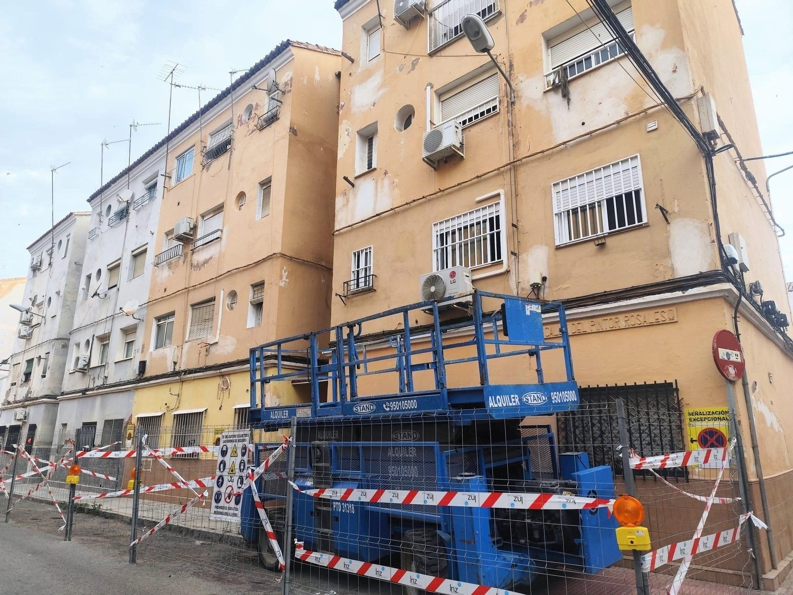 Obras en uno de los bloques de la calle Pintor Rosales