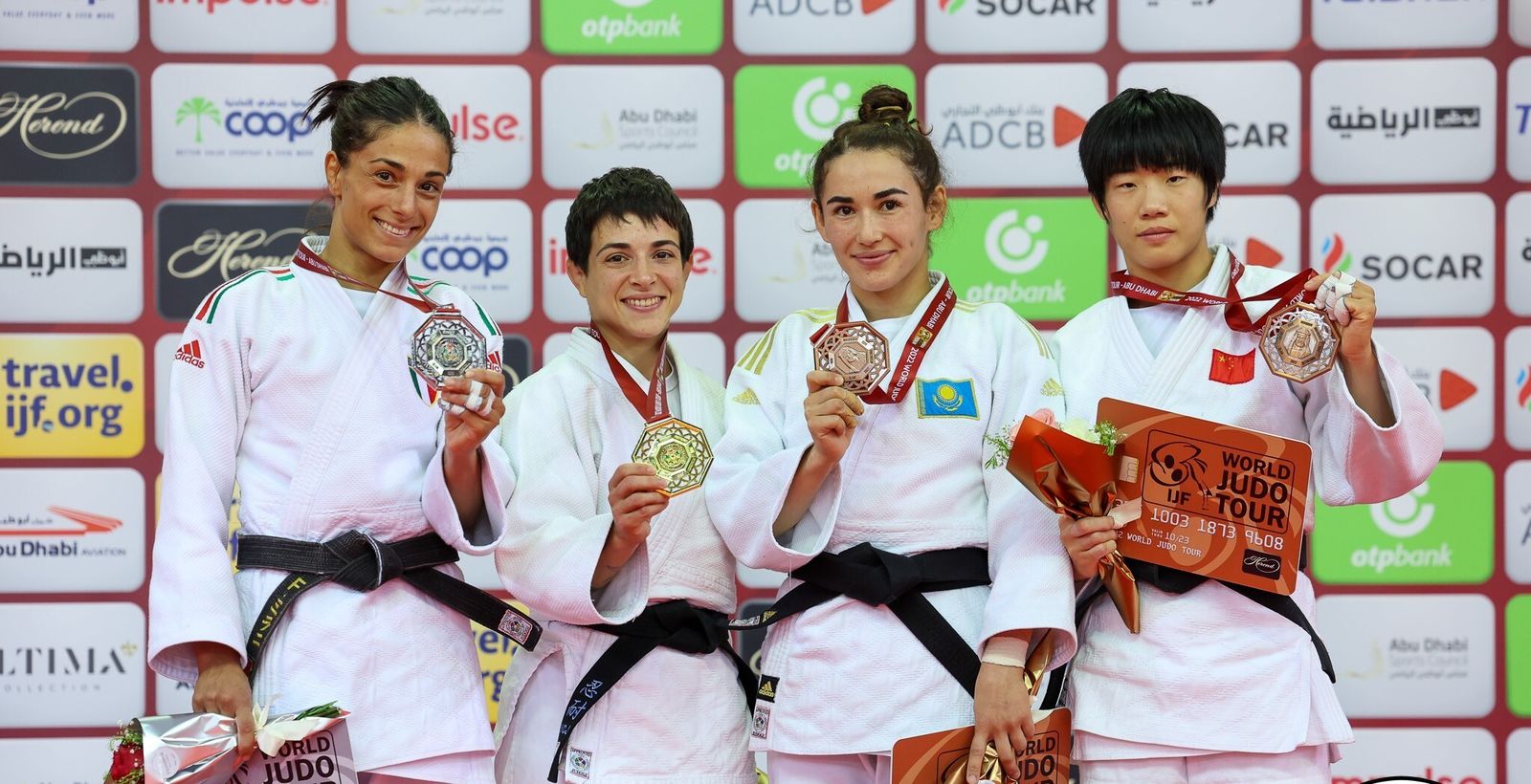 Julia Figueroa, segunda por la izquierda, en el podio de Abu Dhabi.