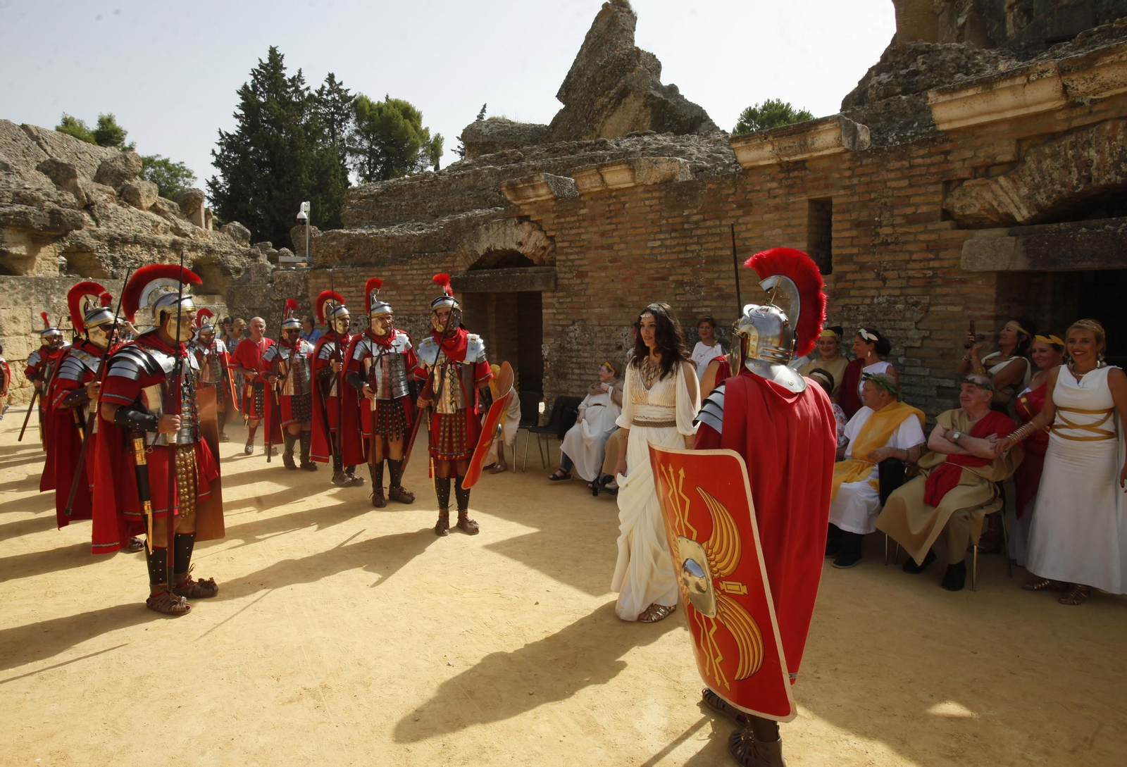 Vestidos de romanos para reivindicar que Itálica sea Patrimonio de la Humanidad